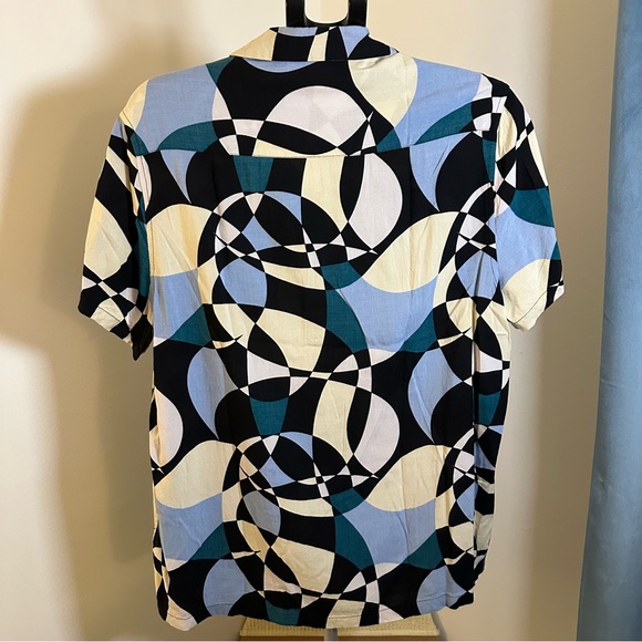 ASOS Design Button Down Revere Short Sleeve Shirt in Black/Cream Geo Print - Picture 6 of 8